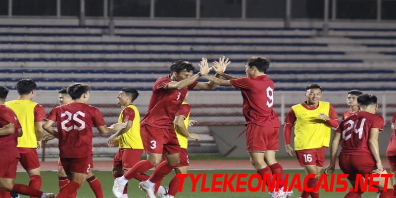 Tất cả các thành viên đội tuyển Việt Nam cùng nhau động viên để tiến đến vòng loại World Cup 2026
